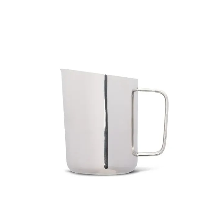 Stylowy dzbanek do spieniania mleka wykonany ze stali nierdzewnej, idealny do przygotowania latte czy cappuccino. Elegancki design sprawia, że będzie doskonałym akcesorium dla miłośników kawy oraz herbaty, dodającym profesjonalnego charakteru w każdej kuchni.