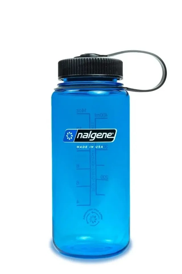 Niebieska butelka Nalgene o pojemności 0,5 litra z czarnym korkiem i logotypem marki, wykonana z trwałego tworzywa z podziałką mililitrową.