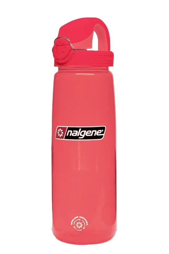 Półprzezroczysta różowa butelka Nalgene o pojemności 0,7 litra z czerwono-różową nakrętką typu OTF i białym logo – idealna do szkoły, pracy i na trening.