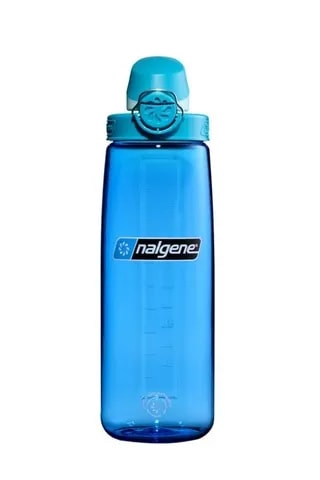 Półprzezroczysta niebieska butelka Nalgene o pojemności 0,7 litra z jasnoniebieską nakrętką typu OTF i czarno-białym logo – wygodna i szczelna butelka na wodę.