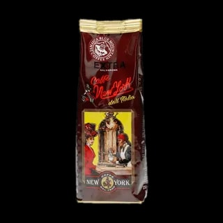 Opakowanie kawy ziarnistej Caffè New York Extra o wadze 250g. Opakowanie w ciemnoczerwonym kolorze z ilustracją przedstawiającą dwie postacie w stylu retro, siedzące przy stoliku w kawiarni. Na górze widnieje logo producenta oraz napis 'Jamaica Blue Mountain Coffee Blend'.