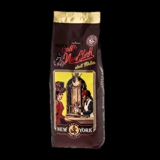 Opakowanie kawy ziarnistej Caffè New York XXXX o wadze 1kg. Opakowanie w ciemnobrązowym kolorze z ilustracją przedstawiającą dwie postacie w stylu retro, siedzące przy stoliku w kawiarni. Na górze widnieje logo producenta oraz napis 'Jamaica Blue Mountain Coffee Blend'