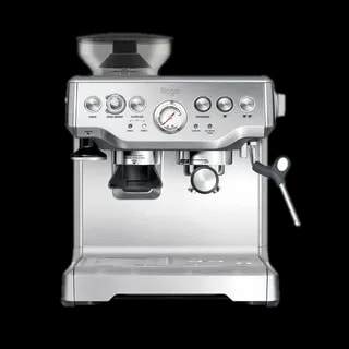 Ekspres do kawy Sage Barista Express SES875BSS w kolorze srebrnym, z wbudowanym młynkiem, manometrem ciśnienia oraz dyszą do spieniania mleka. Urządzenie idealne do przygotowywania espresso i innych kaw mlecznych.