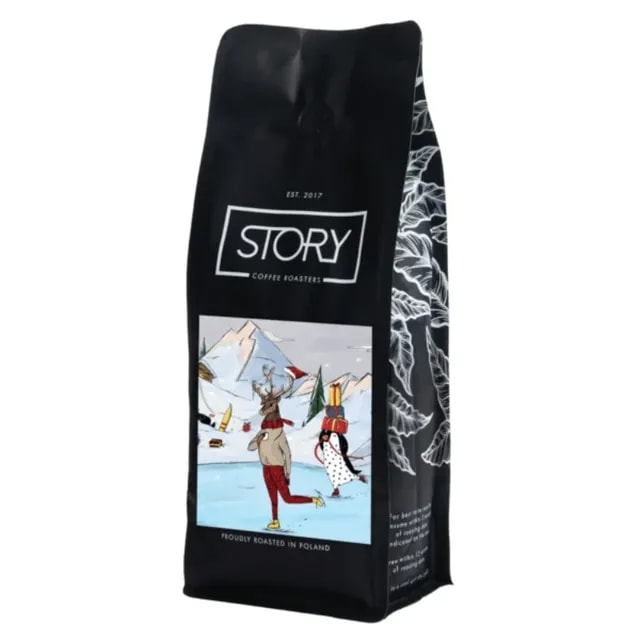 Opakowanie kawy STORY Coffee Roasters, które z dumą pochodzi z Polski, prezentuje oryginalny, artystyczny design. Idealna do przygotowania aromatycznego napoju, łączy w sobie wysoką jakość ziaren oraz wyjątkowy smak, który zachwyci każdego miłośnika kawy.