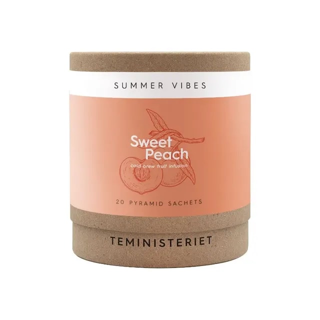 Pojemnik z herbatą owocową Sweet Peach w formie pyramid sachets. Idealna na letnie orzeźwienie, oferująca smakowitą infuzję jakościowych składników do zimnego parzenia.