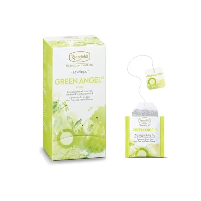 Opakowanie herbaty Ronnefeldt Teavelope Green Angel, zawierające 25 saszetek aromatyzowanej zielonej herbaty z Chin, o smaku gruszki i brzoskwini, każda o wadze 1,5 g (37,5 g netto). Obok znajduje się pojedyncza saszetka z tagiem 'Green Angel'. Opakowanie w jasnych zielonych tonacjach z ilustracjami gruszek i liści oraz logo Ronnefeldt.