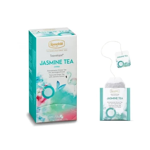 Opakowanie herbaty Ronnefeldt Teavelope Jasmine Tea, zawierające 25 saszetek aromatyzowanej zielonej herbaty jaśminowej, każda o wadze 1,5 g (37,5 g netto). Obok znajduje się pojedyncza saszetka z tagiem 'Jasmine Tea'. Opakowanie w odcieniach zieleni i turkusu z ilustracją flaminga oraz logo Ronnefeldt.