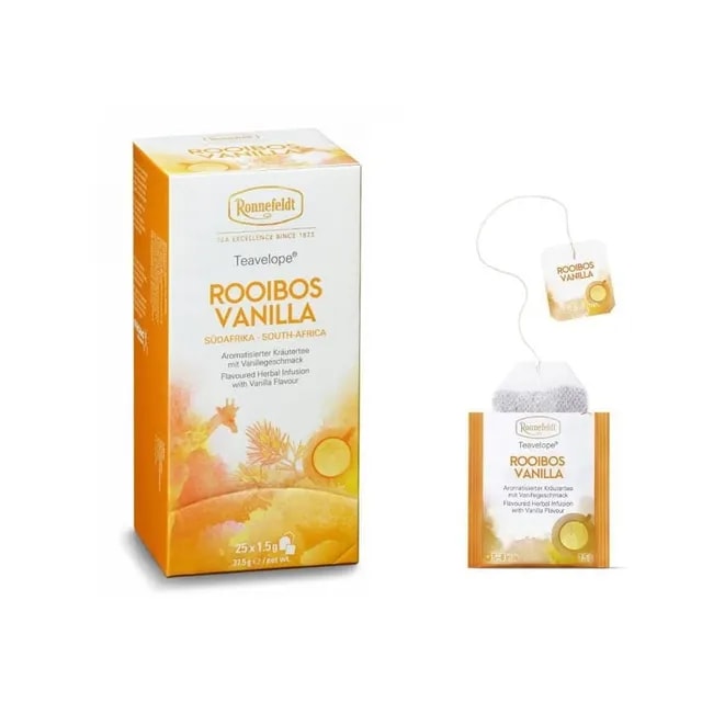 Opakowanie herbaty Ronnefeldt Teavelope Rooibos Vanilla, zawierające 25 saszetek herbaty rooibos z dodatkiem wanilii, każda o wadze 1,5 g (37,5 g netto). Obok znajduje się pojedyncza saszetka z tagiem 'Rooibos Vanilla'. Opakowanie jest w odcieniach pomarańczowego i żółtego z ilustracjami krajobrazu Afryki i wanilii oraz logo Ronnefeldt.