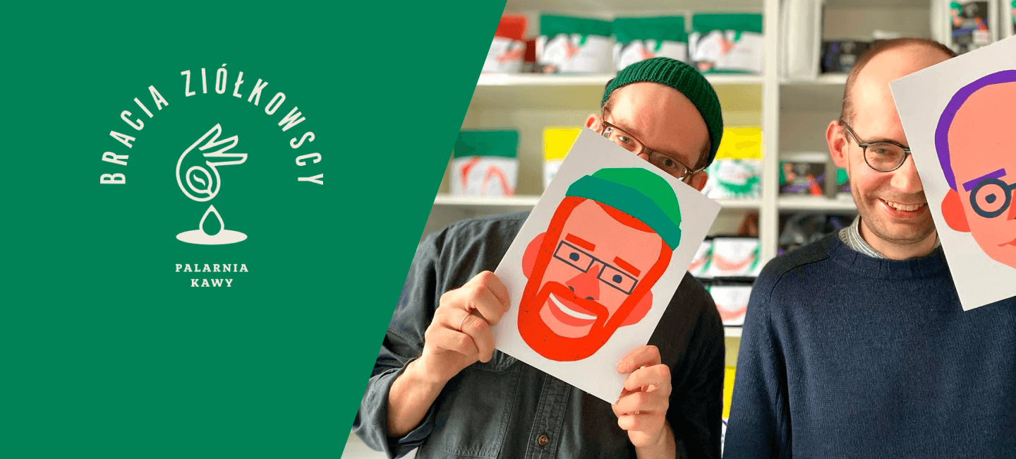 Grafika promocyjna z logo palarni "Bracia Ziółkowscy" po lewej stronie oraz zdjęciem dwóch mężczyzn trzymających swoje rysunkowe portrety na tle regałów z kawą po prawej.