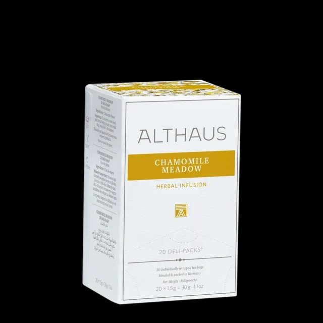 Opakowanie herbaty ziołowej Althaus Chamomile Meadow, organiczna infuzja z rumiankiem, zawierające 20 indywidualnie pakowanych saszetek, z eleganckim żółto-białym designem, wyprodukowane w Niemczech
