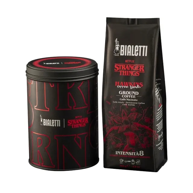 Mielona kawa Bialetti o intensywności 8, inspirowana serią Stranger Things, zamknięta w eleganckim opakowaniu. Idealna do przygotowania aromatycznego napoju, doskonała dla fanów kawy i kultowego serialu.