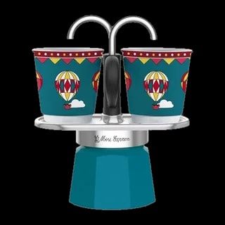 Ekspres Mini Express Bialetti w wersji oktanowej z kolekcji Wonderland. Zestaw zawiera kawiarnię na dwie filiżanki oraz dwie kolorowe filiżanki z motywem balonów na niebieskim tle, umieszczone bezpośrednio nad miejscem nalewania kawy.
