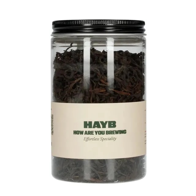 Szklany słoik z herbatą HAYB "How Are You Brewing", zawierający starannie wyselekcjonowane liście. Idealna do parzenia aromatycznego naparu, doskonała dla miłośników wysokiej jakości herbaty.