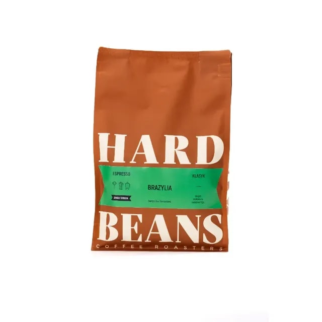 Opakowanie mielonej kawy BRAZYLIA od Hard Beans, idealnej do przygotowania espresso. Intensywny smak i aromat tej klasycznej kawy zachwycą każdego miłośnika kawy, idealna do użytku domowego oraz w kawiarniach.