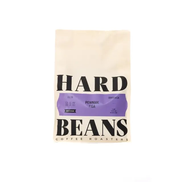 Na zdjęciu widoczna jest paczka kawy Hard Beans Pewniak Figa, opakowana w elegancki, minimalistyczny papier. Produkt ten to kawa jednoźródłowa, idealna do parzenia w metodzie filtrowej, charakteryzująca się wyjątkowym smakiem i aromatem.