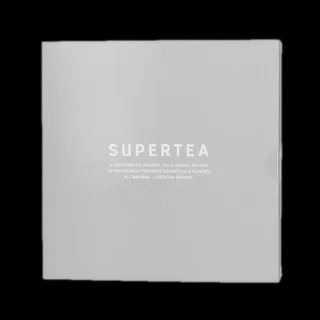 Opakowanie zestawu herbat Supertea Variety Box, zawierającego 32 indywidualnie zapakowane torebki herbat organicznych i ziołowych mieszanek, na białym tle. Eleganckie szare pudełko z minimalistycznym napisem