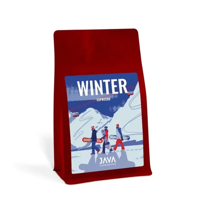 Opakowanie kawy espresso Winter od JAVA Coffee Roasters przedstawia zimowy krajobraz i postacie na stoku narciarskim. Idealna na chłodne dni, ta kawa dostarcza niepowtarzalnych smaków i aromatów, które rozgrzewają i pobudzają.