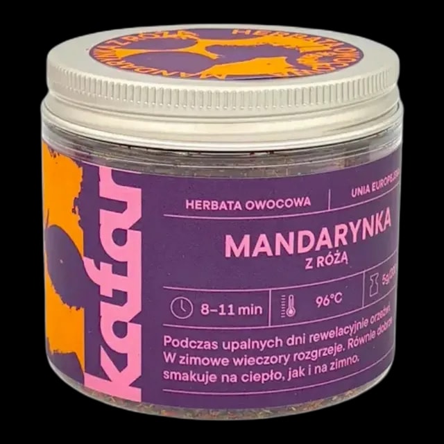 Herbata owocowa Mandarynka z Różą od Kafar w szklanym słoiku z fioletowo-pomarańczową etykietą. Aromatyczna mieszanka owocowa o intensywnym smaku mandarynki i delikatnym akcentem róży. Idealna na zimowe wieczory oraz letnie popołudnia, doskonała zarówno na ciepło, jak i na zimno. Wyjątkowa herbata dla miłośników orzeźwiających i rozgrzewających napojów.