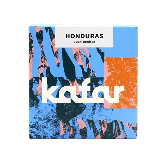 Kawa Kafar Honduras Juan Benitez Washed Filter 250g – wysokiej jakości kawa speciality z Hondurasu, obrobiona metodą mytą, o czystym, słodko-owocowym profilu smakowym. Designerskie opakowanie z artystycznym wzorem. Produkt dostępny do kupienia w sklepie z kawą.