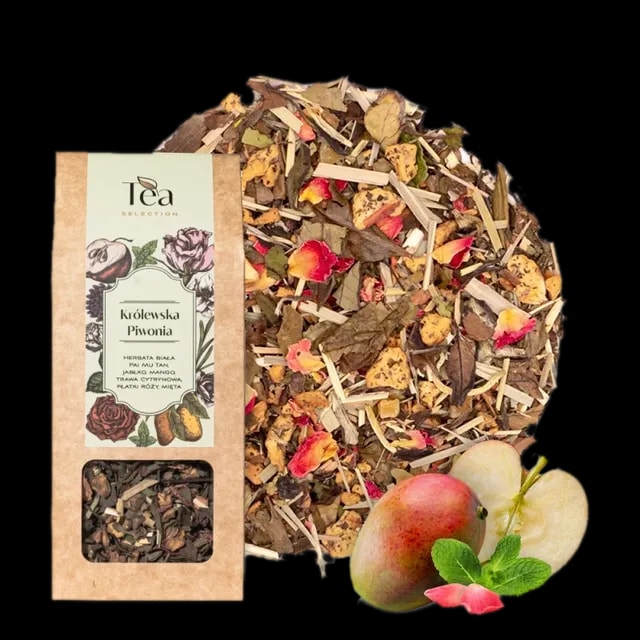 Opakowanie herbaty Królewska Piwonia z widocznymi składnikami, takimi jak płatki róży, trawa cytrynowa, kawałki jabłka i mango, na białym tle. Obok opakowania znajdują się świeże owoce mango i jabłka oraz płatki mięty.