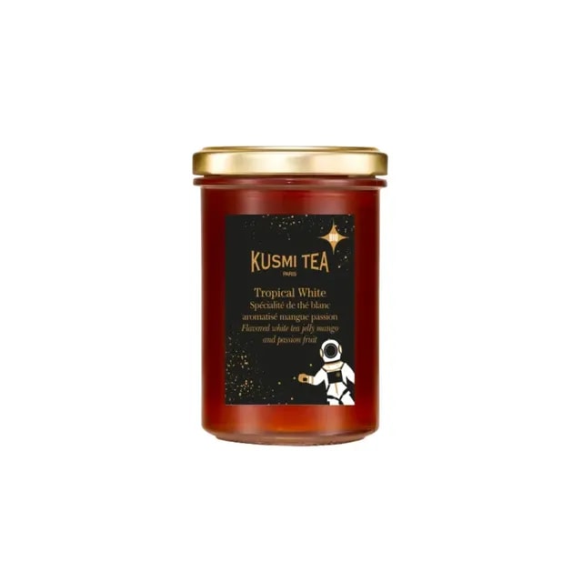 Szklany słoik z herbatą Kusmi Tea Tropical White, który zawiera wyjątkową mieszankę smaków mango i marakui. Idealny wybór dla miłośników owocowych naparów, cieszący się popularnością wśród osób poszukujących organicznych herbat.