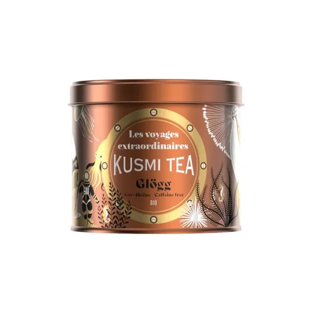 Elegancki, miedziany pojemnik zawierający bio herbatę Kusmi Tea Glögg, idealną na chłodne dni. Bez zawartości kofeiny, ta aromatyczna mieszanka doskonale sprawdzi się na każdą porę, oferując wyjątkowy smak i aromat, który umili chwile relaksu.
