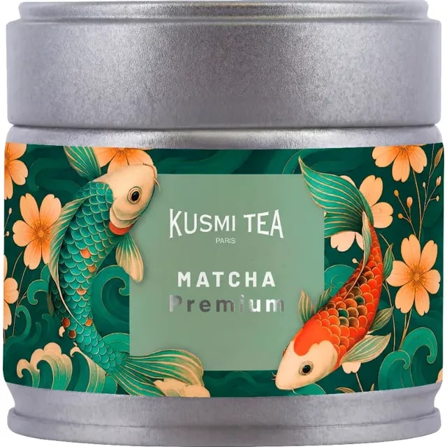 Opakowanie premium matcha od Kusmi Tea, ozdobione kolorowymi rybami oraz kwiatami, idealnie nadaje się do parzenia aromatycznej herbaty. Doskonały wybór dla miłośników zdrowego stylu życia, oferujący wyjątkowy smak i jakość.