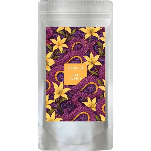 Na zdjęciu widoczna jest elegancka paczka herbaty Kusmi Tea Ube Vanille, ozdobiona kolorowym, floralnym wzorem. Produkt łączy w sobie delikatność wanilii z unikalnym smakiem ube, idealny dla miłośników aromatycznych naparów.