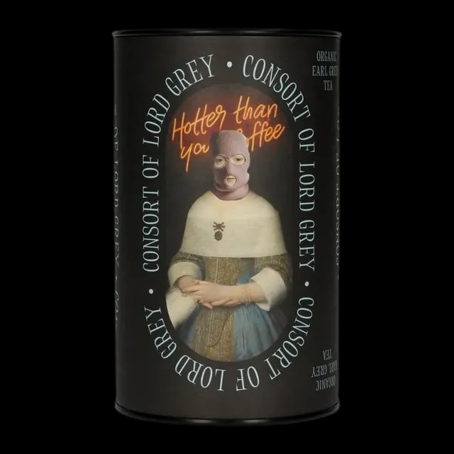 Puszka herbaty czarnej Leaf Liturgy „Consort of Lord Grey” o smaku Earl Grey. Czarne cylindryczne opakowanie ozdobione artystyczną ilustracją kobiety w renesansowym stroju z nowoczesnym dodatkiem – kominiarką, pod neonowym napisem „Hotter than your coffee”. Napis w stylu retro i awangardowy design przyciągają uwagę. Waga: 60 g, herbata organiczna.