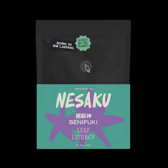 Japońska herbata czarna Leaf Liturgy Nesaku Benifuki zapakowana jest w designerską torebkę doypack z czarną górą i turkusowym frontem ozdobionym fioletowym symbolem. Zawiera organiczną odmianę Benifuki o intensywnym aromacie i wyrazistym smaku, cenioną za naturalne właściwości wspomagające odporność.