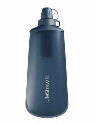 Niebieska butelka LifeStraw Peak Squeeze o pojemności 1 litra z filtrem – idealna na wyprawy i aktywności outdoorowe, dostępna w sklepie Coffee Selection.