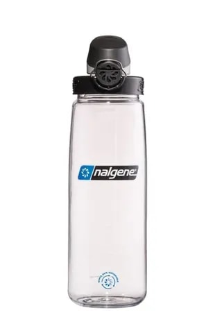 Przezroczysta butelka Nalgene o pojemności 0,7 litra z czarną zakrętką typu OTF i klasycznym logo – praktyczna i szczelna butelka na wodę.