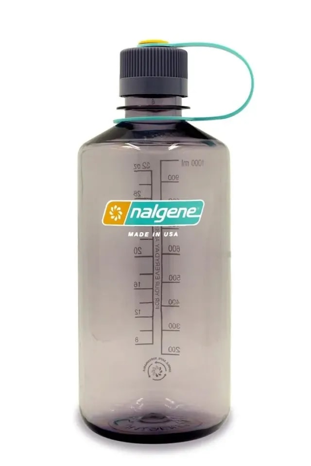 Płaska butelka Nalgene o pojemności 1 litra w kolorze aubergine z miarką i ciemnoszarą zakrętką – idealna do plecaka i na outdoor.
