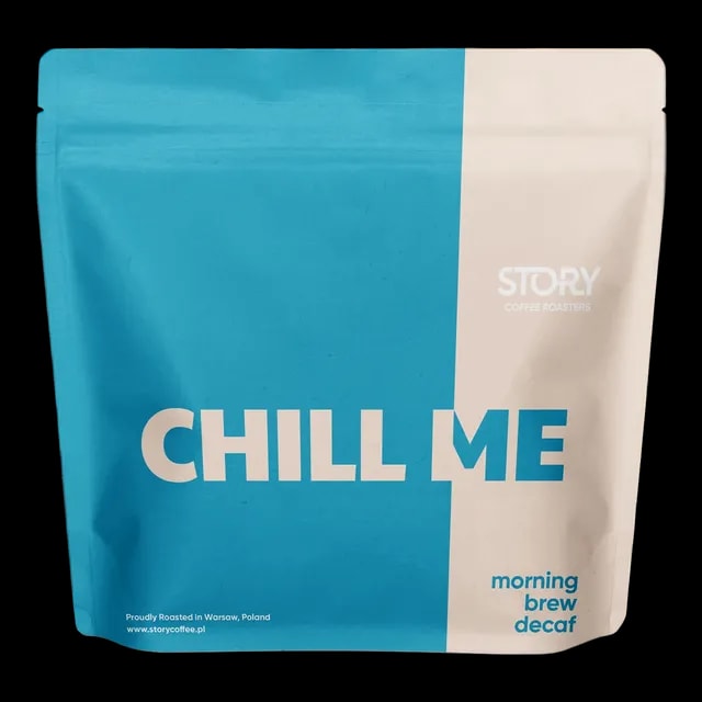 Opakowanie kawy bezkofeinowej Chill Me od Story Coffee Roasters, wypalanej w Warszawie, w nowoczesnym, minimalistycznym designie z niebiesko-kremową kolorystyką. Ta wysokiej jakości mieszanka dedykowana porannemu parzeniu oferuje łagodny smak i aromat, idealny dla miłośników delikatnej kawy.