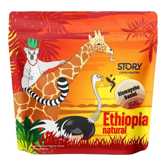 Opakowanie kawy Ethiopia Natural od Story Coffee Roasters wyróżnia się żywą grafiką z egzotycznymi zwierzętami, co podkreśla unikalne pochodzenie tego produktu. Ta kawa o naturalnej obróbce zachwyca aromatem i smakiem, stanowiąc doskonały wybór dla miłośników wysokiej jakości kawy.