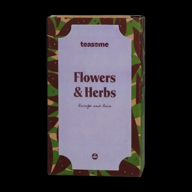 Herbata ziołowa Teasome Flowers & Herbs pochodzi z Europy i Azji i została zapakowana w stylowe pudełko z fioletową etykietą oraz botanicznym wzorem. Zawiera starannie wyselekcjonowane suszone kwiaty i zioła, które tworzą aromatyczną kompozycję idealną na relaksujące chwile przy filiżance naparu