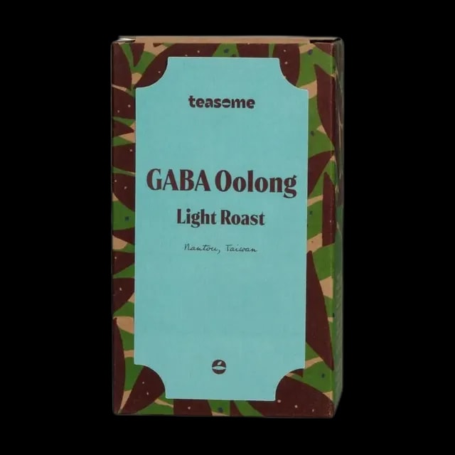 Herbata oolong Teasome GABA Light Roast z regionu Nantou na Tajwanie zapakowana jest w charakterystyczne, turkusowe pudełko z ozdobnym motywem roślinnym. Zawiera lekko prażone liście o wysokiej zawartości GABA, które tworzą delikatny, relaksujący napar o subtelnie owocowo-orzechowym profilu smakowym.
