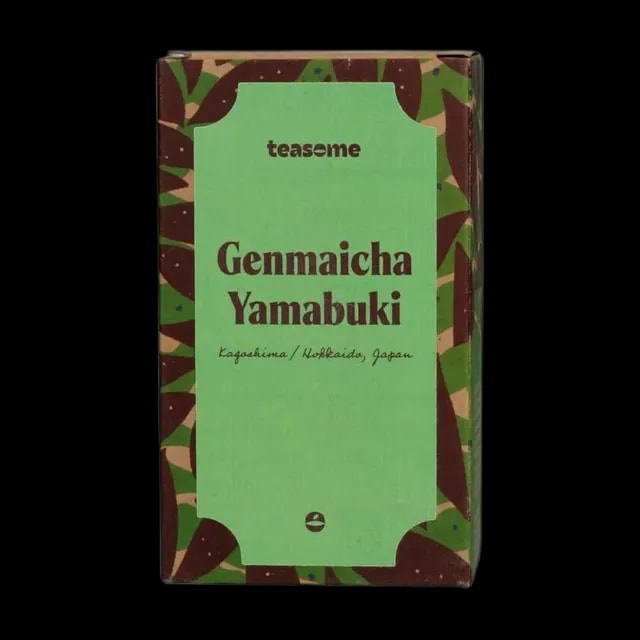 Japońska herbata zielona Teasome Genmaicha Yamabuki z regionów Kagoshima i Hokkaido została zapakowana w charakterystyczne zielono-brązowe pudełko z botanicznym wzorem. Zawiera mieszankę zielonej herbaty z prażonym ryżem, oferując łagodny, lekko orzechowy napar o tradycyjnym smaku.