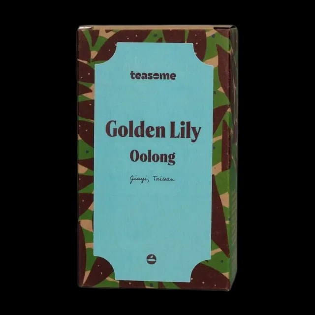 Herbata oolong Teasome Golden Lily z tajwańskiego regionu Jiayi została zapakowana w eleganckie, turkusowe pudełko z botanicznym motywem. To półfermentowana herbata o kremowym aromacie i naturalnie mlecznym smaku, ceniona za łagodność i wyjątkową jakość liści.