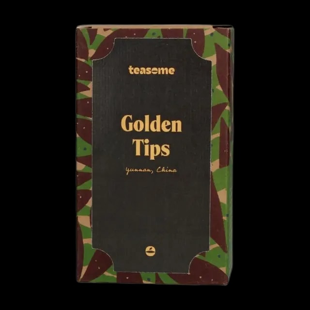 Czarna herbata Teasome Golden Tips z chińskiej prowincji Yunnan zapakowana jest w eleganckie czarne pudełko z botanicznym motywem, które podkreśla jej rzemieślniczy charakter. Zawiera wyselekcjonowane złote pąki herbaciane, dające intensywny, głęboki napar z nutami miodu i kakao.