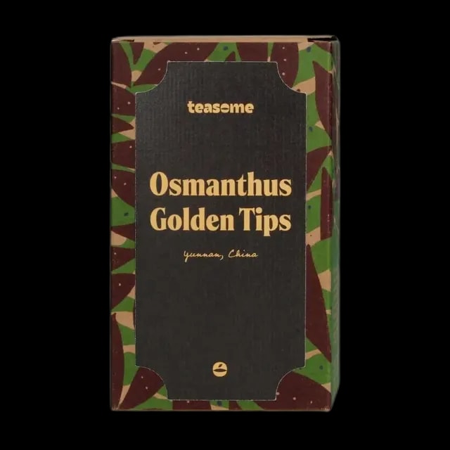 Czarna herbata Teasome Osmanthus Golden Tips z prowincji Yunnan w Chinach zapakowana jest w eleganckie, ciemne pudełko z dekoracyjnym motywem liści. Zawiera delikatne złote pąki liści herbacianych z dodatkiem osmantusa, tworzące aromatyczny i harmonijny napar o kwiatowej nucie.