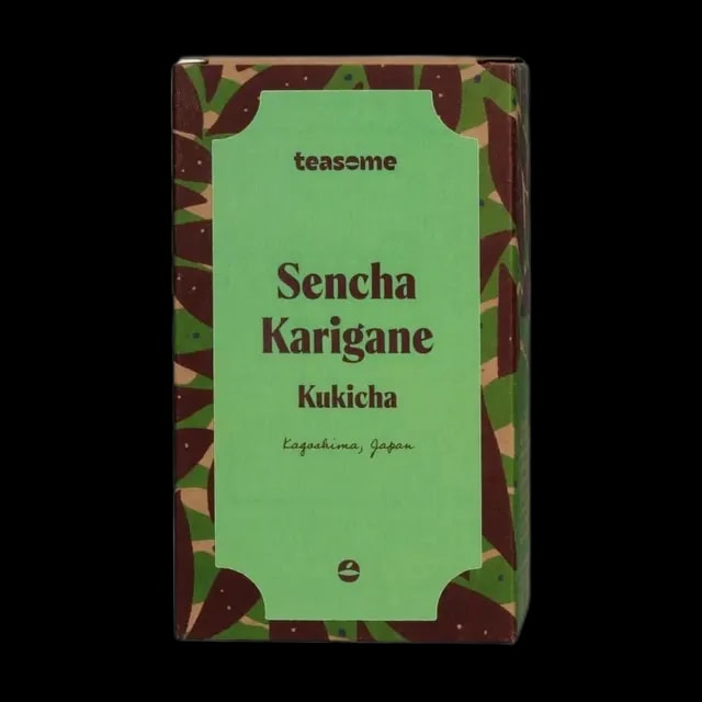 Herbata zielona Teasome Sencha Karigane Kukicha pochodzi z japońskiej Kagoshimy i została zapakowana w eleganckie, zielone pudełko z roślinnym wzorem. To delikatna mieszanka liści i łodyżek herbacianych, dająca lekki, świeży napar o zrównoważonym smaku i niskiej zawartości kofeiny.
