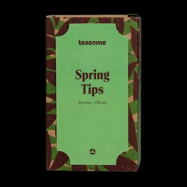 Herbata zielona Teasome Spring Tips pochodzi z prowincji Hunan w Chinach i została zapakowana w ozdobne, zielone pudełko z botanicznym wzorem. Zawiera delikatne, wiosenne pąki herbaciane, które dają świeży, lekko roślinny napar o wysokiej jakości i naturalnym aromacie.