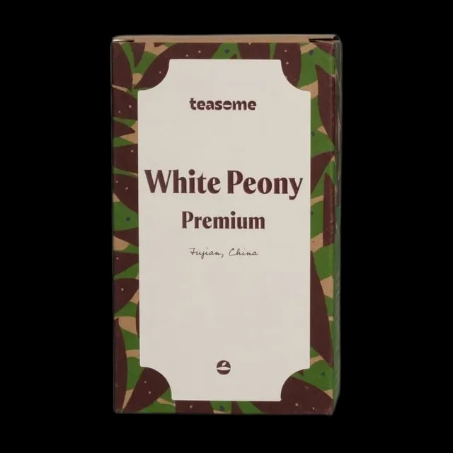 Herbata biała Teasome White Peony Premium z prowincji Fujian w Chinach zapakowana jest w jasne, minimalistyczne pudełko z botanicznym wzorem. Zawiera delikatne liście i pąki herbaty Bai Mu Dan, tworzące subtelny, lekko kwiatowy napar idealny dla koneserów naturalnych herbat.