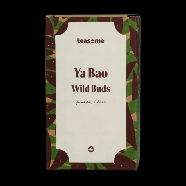 Herbata biała Teasome Ya Bao Wild Buds pochodzi z dzikich pąków drzew herbacianych z prowincji Yunnan w Chinach, zapakowana w elegancki kartonik z zielono-brązowym wzorem. To unikalna kompozycja o delikatnym, żywicznym aromacie i naturalnym charakterze, idealna dla miłośników rzadkich herbat liściastych.