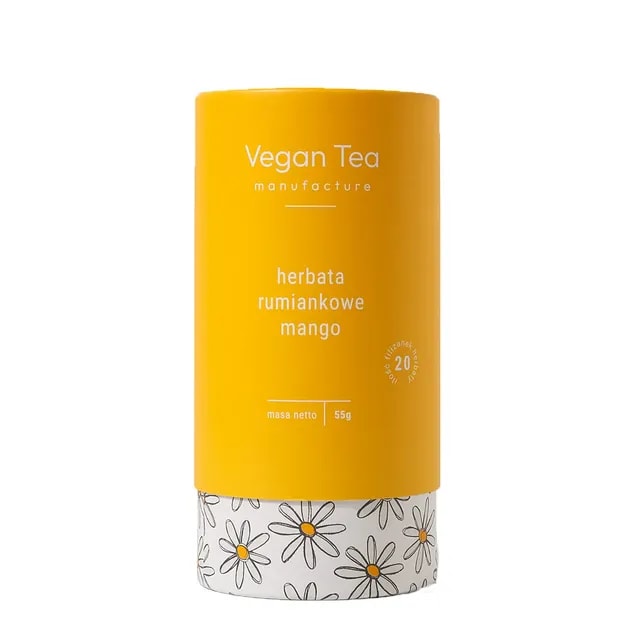 Żółte opakowanie herbaty Vegan Tea z białym napisem: „herbata rumiankowe mango, masa netto 55g, 20 filiżanek naparu”. Dolna część opakowania ozdobiona wzorem rumiankowych kwiatów. Harmonijne połączenie delikatnego rumianku i egzotycznego mango w eleganckiej tubie.