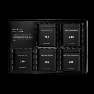 Zestaw herbat zielonych Teministeriet Green Tea Collection o wadze 150g, na białym tle. Zestaw zawiera pięć różnych smaków: Green Moroccan Mint, Green Northern Berries, Green Island Rose, Green Sweet Bergamot oraz Green Ginger Lemon Organic, zapakowane w eleganckie czarne puszki